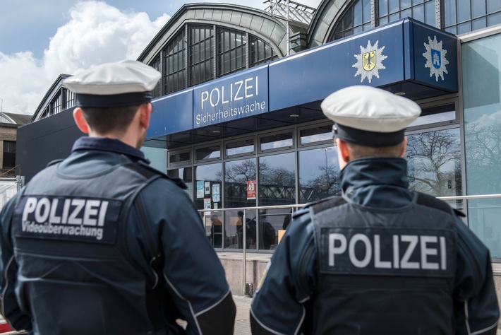 BPOL-HH: Per Haftbefehl gesuchter Mann stellt sich bei der Bundespolizei am Hamburger Hauptbahnhof-