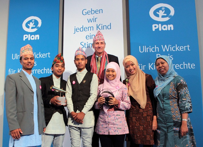 Ulrich Wickert Preis für Kinderrechte 2013 in Berlin verliehen /
Medienbeiträge aus Deutschland, Ruanda und Nepal zum Welt-Mädchentag prämiert (BILD)