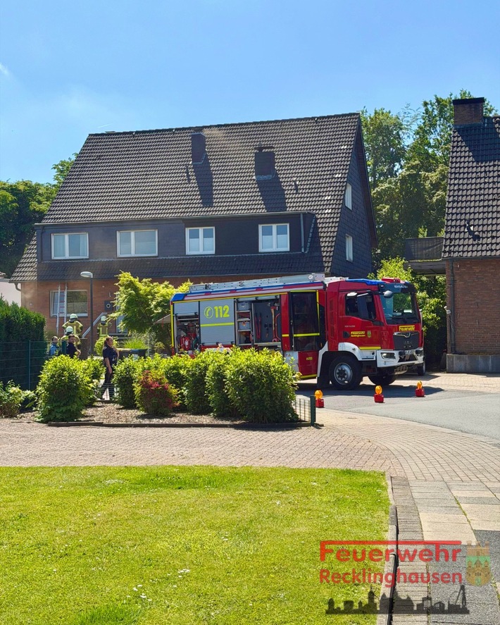 FW-RE: Wohnungsbrand - Küche in Vollbrand - eine Person aus Wohnung gerettet