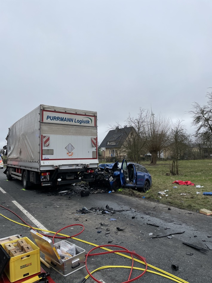FW Lage: TH P-klemm1 / Verkehrsunfall PKW gegen LKW - Detmolder Str. - 01.03.2021 - 12:30 Uhr