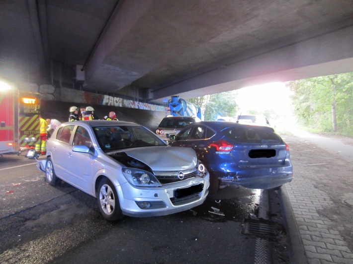 FW-MH: Verkehrsunfall mit mehreren Fahrzeugen - 3 verletzte Personen