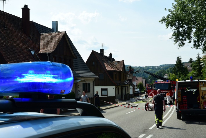 KFV-CW: Offener Dachstuhlbrand in der Stuttgarter Straße in Calw