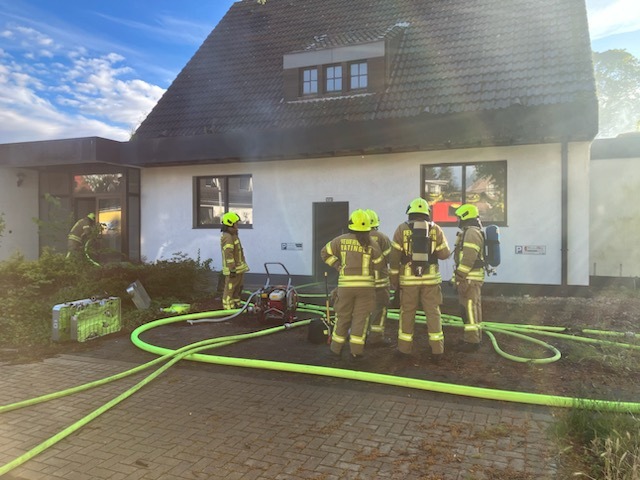 FW Ratingen: Brand in leerstehenden Gebäude