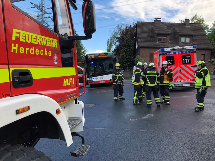 FW-EN: 18-jähriger Radfahrer von Bus erfasst