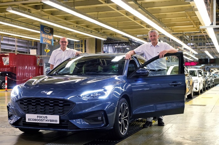 Jürgen Schäfer, Werkleiter Ford Saarlouis (re.), und der Betriebsratsvorsitzende Markus Thal posieren mit dem Ford Focus EcoBoost Hybrid, bevor das neue Modell im Ford-Werk Saarlouis vom Montageband rollt. Weiterer Text über ots und www.presseportal.de/nr/6955 / Die Verwendung dieses Bildes ist für redaktionelle Zwecke honorarfrei. Veröffentlichung bitte unter Quellenangabe: "obs/Ford-Werke GmbH"