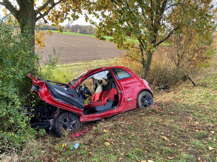 POL-AC: Auto prallt gegen Baum - Frau wird schwer verletzt