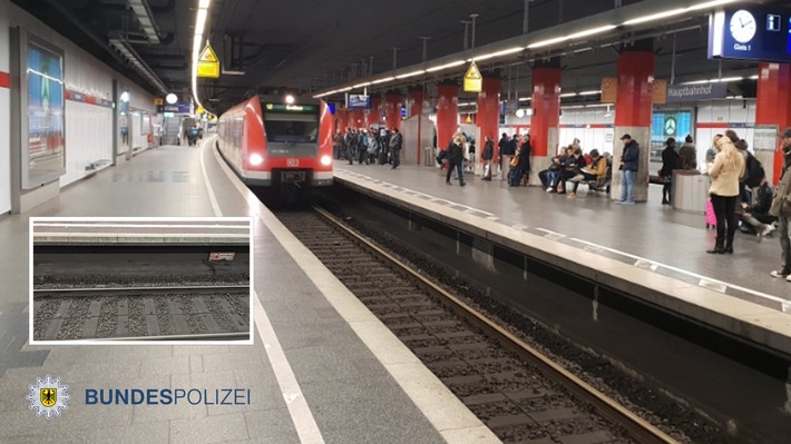 Bundespolizeidirektion München: Mann stürzt vor einfahrende S-Bahn / Schutzraum rettet ihm das Leben