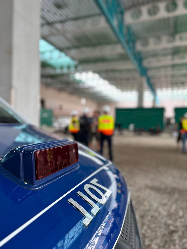 HZA-SI: Bundesweite Schwerpunktprüfung des Zolls im Baugewerbe - Vier Personen versuchen zu flüchten um sich der Kontrolle zu entziehen.