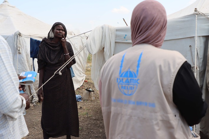 Eine Helferin von Islamic Relief im Gespräch mit einer Vertriebenen in einem Lager für Binnevertriebene im Sudan. / Weiterer Text über ots und www.presseportal.de/nr/50131 / Die Verwendung dieses Bildes für redaktionelle Zwecke ist unter Beachtung aller mitgeteilten Nutzungsbedingungen zulässig und dann auch honorarfrei. Veröffentlichung ausschließlich mit Bildrechte-Hinweis.