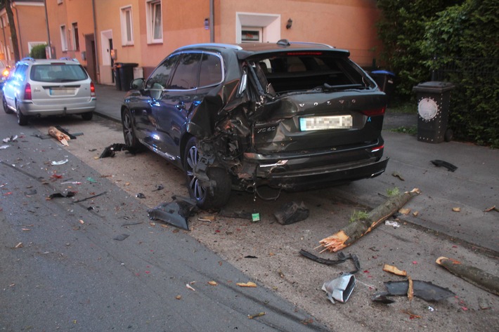 POL-HAM: Seat kollidiert mit Baum und geparktem Auto