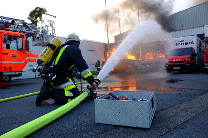 FW-E: Feuer in Lagerhalle in Essen-Altenessen