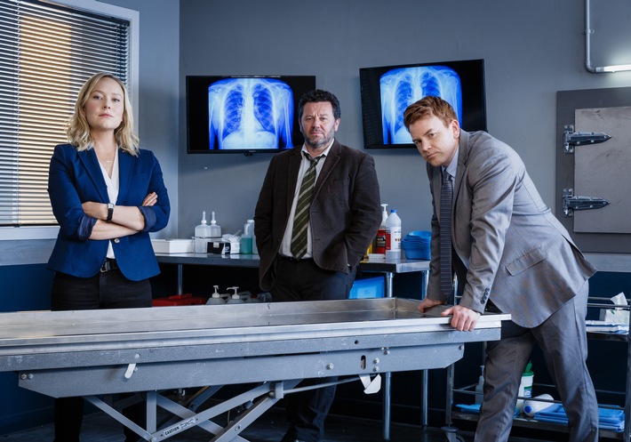Start der vierten Staffel Brokenwood - Mord in Neuseeland: Ein Sprung Im freien Fall endet für einen routinierten Fallschirmspringer mit dem Tod / Sonntag, 17. Oktober 2021, 21:45 Uhr im Ersten
