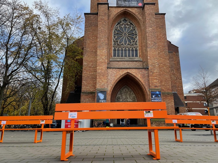 POL-BN: Nein zu Gewalt an Frauen - Polizeipräsidium Bonn stellt orangefarbene Bank auf