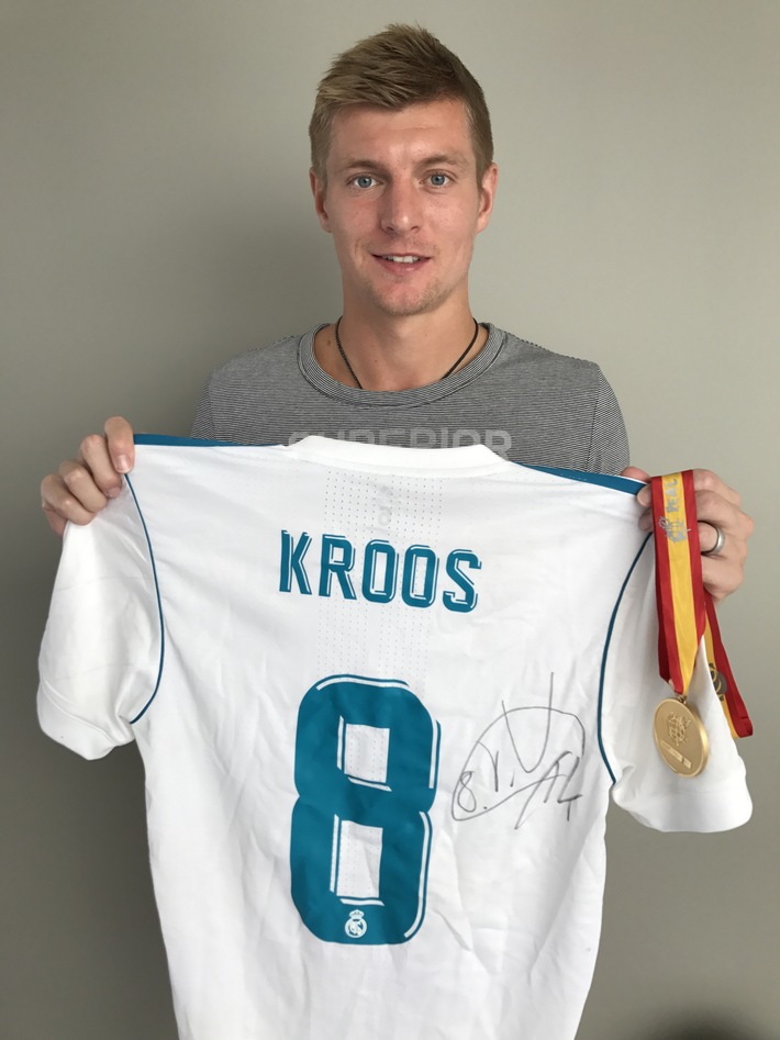 Toni Kroos&#039; Goldmedaille und Supercup-Trikot für über 6.000 Euro versteigert / Mit dem Erlös hilft der Real Madrid-Star schwerstkranken Kindern
