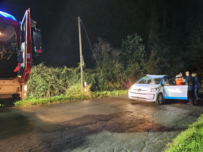 FW-EN: PKW fährt in umgestürzten Baum