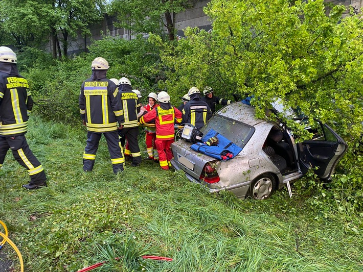 FW-MH : Grave accident de la route sur l'autoroute.  Une personne coincée et grièvement blessée.