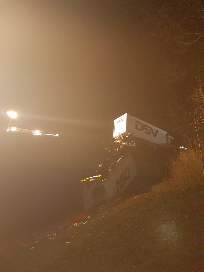 POL-BI: Nachtrag:
LKW-Unfall auf der Talbrücke &quot;Ottensgrund&quot;, auf der Bundesautobahnn 44 bei Wünnenberg-Haaren. Fahrzeugführer blieben durch großes Glück unverletzt.