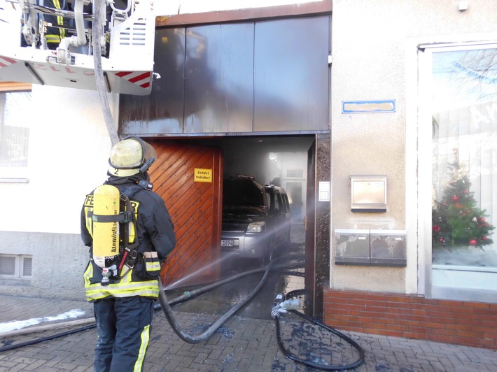 FW-AR: Feuerwehr verhindert Übergreifen eines Pkw-Brandes auf Wohnhaus in Neheim: Wehrleute bringen Bewohner in Sicherheit