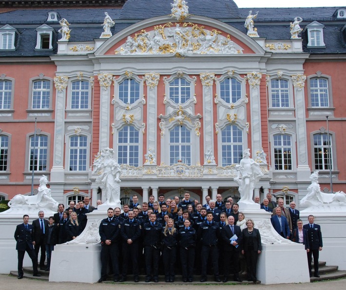 POL-PPTR: Behördenleiter Rudolf Berg begrüßt neue Polizeibeamtinnen und -beamte im Polizeipräsidium Trier