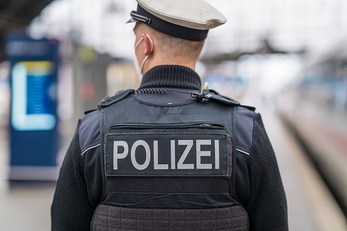 BPOL NRW: Taschendieb stoppt Rolltreppe: Bundespolizei greift ein