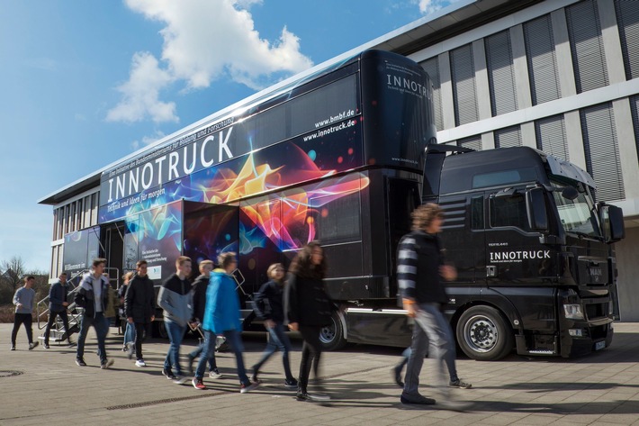 InnoTruck in Berlin-Lichtenberg (21.-22.05.) / Mobile Ausstellung zeigt Hightech zum Anfassen und Mitmachen