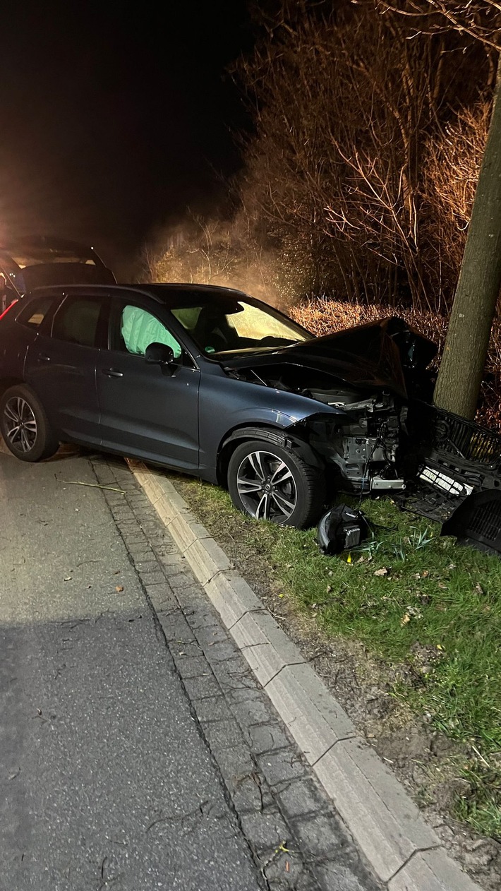 FFW Schiffdorf: Pkw prallt gegen Baum - Fahrerin kommt verletzt ins Krankenhaus