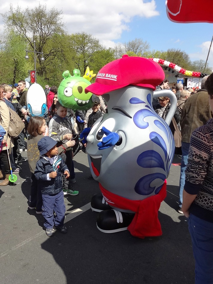 Bei Groß und Klein gefragt / Internationales Kinderfest in Berlin erneut ein tolles Erlebnis / Sympathieträger "Bembelino" und Fotoaktion mit großer Resonanz (BILD)