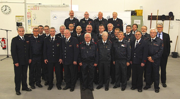 FW-E: Feuerwehrdezernent Christian Kromberg zeichnet verdiente Freiwillige Feuerwehrleute für langjährige ehrenamtliche Mitgliedschaften aus