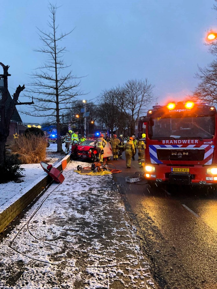 FW Bocholt: Erfolgreiche deutsch-niederländische Zusammenarbeit bei Verkehrsunfall in Suderwick