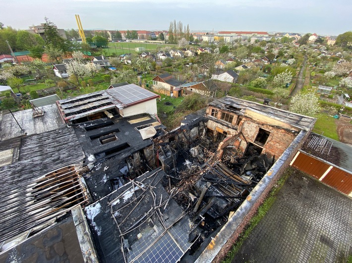 FW Dresden: Update 08:30 Uhr zum Großbrand in einem Wäschereibetrieb