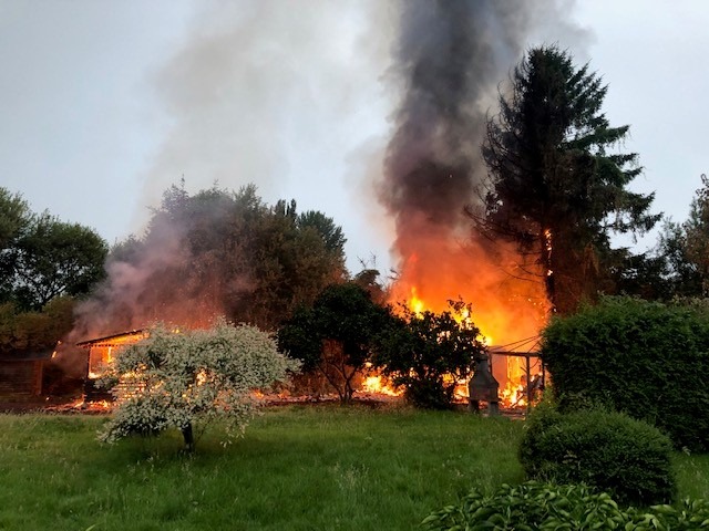 FW Bremerhaven: Feuer zerstört Gartenlaube, erschwerter Zugang zum Brandobjekt