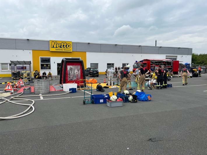 FW Kreis Soest: Abschlussmeldung: Großeinsatz für Feuerwehr, Rettungsdienst und Polizei in Geseke / Gemeinsame Presseinformation der Feuerwehr im Kreis Soest, der Stadt Geseke und der Kreispolizeibehörde Soest