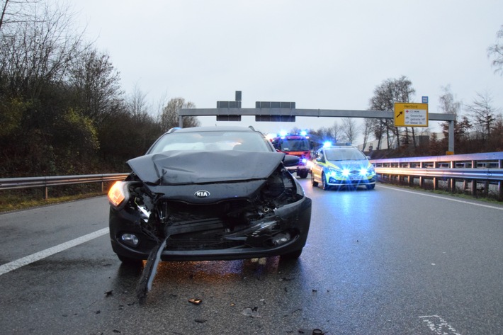 POL-HF: Unfallbeteiligter fährt weiter- Drei Fahrzeuge stoßen zusammen