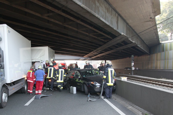 FW-E: Schwerer Verkehrsunfall auf der A40, drei Verletzte, LKW-Fahrer im Führerhaus eingeklemmt