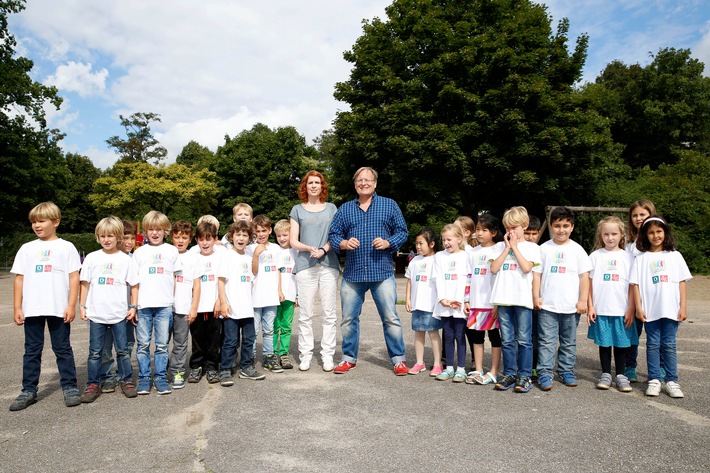 Hüpfen, springen und toben zum Schulstart: Prof. Dr. Dietrich Grönemeyer macht Grundschüler fit