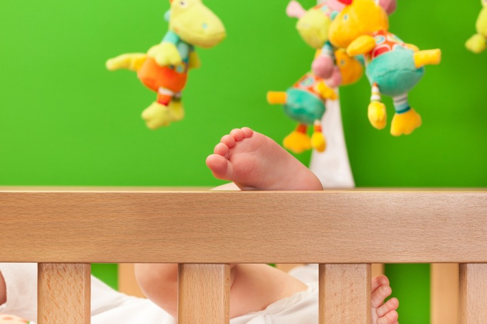 „Ungiftig“? Kaum Nachweise für grüne Werbeaussagen bei Babybetten