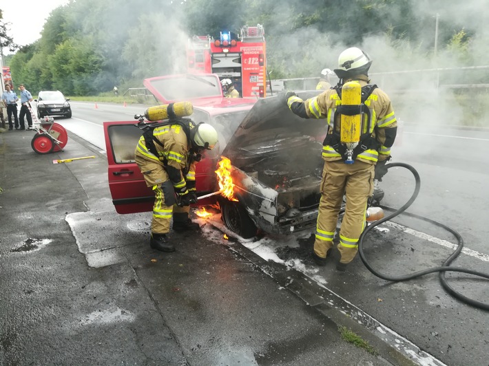 FW Menden: PKW Brand ohne Verletzte auf der B7