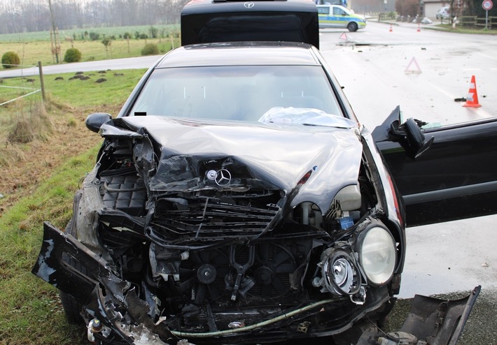 POL-MI: Mercedes stößt mit Lastzug zusammen