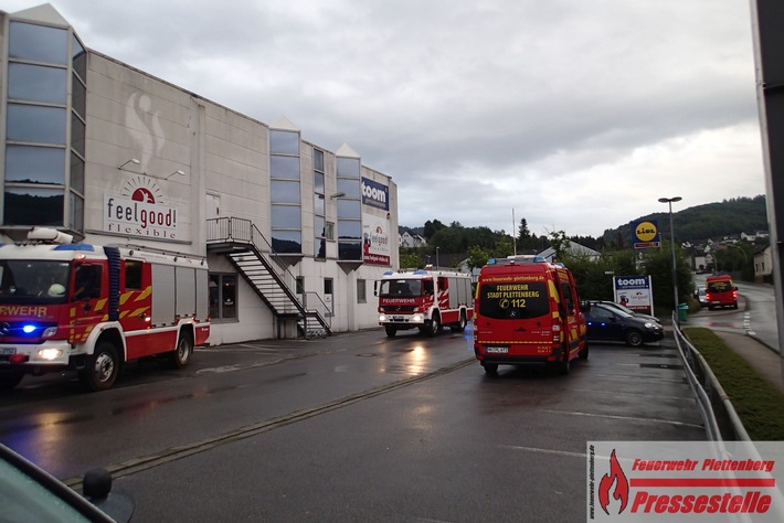 FW-PL: OT-Stadtmitte. Explosionsartiger Knall sorgt für erweiterte Alarmierung der Rettungskräfte