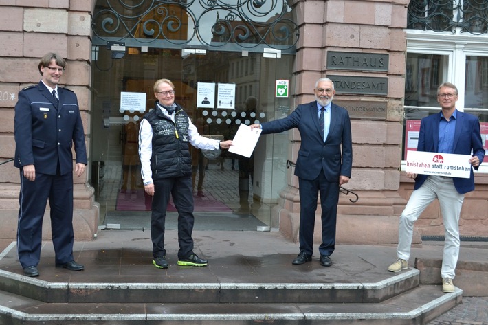 POL-MA: Heidelberg: "Beistehen statt rumstehen" - Ehrung für couragierte Zeugin