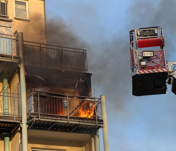 FW Dresden: Ausgedehnter Wohnungsbrand - Feuerwehr verhindert durch schnelles Eingreifen die Ausbreitung