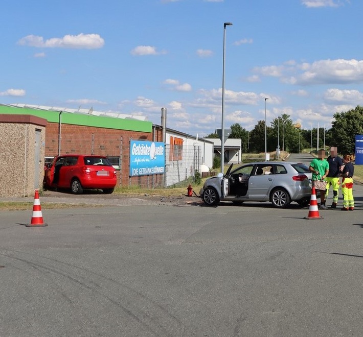POL-HX: Verkehrsunfall im Kreuzungsbereich - zwei Frauen verletzt