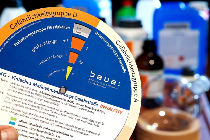Messe A+A 2015: Gefährdungen beim Umgang mit Gefahrstoffen einfach beurteilen / Einfaches Maßnahmenkonzept Gefahrstoffe (EMKG) der BAuA