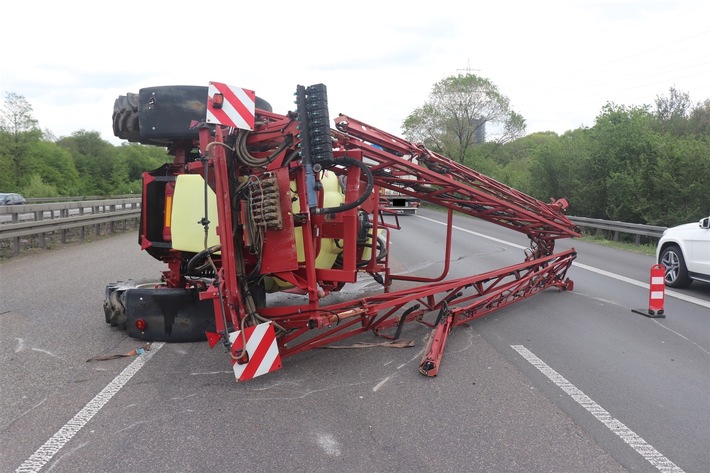 POL-D: Oberhausen - Verkehrsunfall A42 Richtung Dortmund - Feldspritze stürzte von Sattelzug - Erhebliche Verkehrsbehinderungen und hoher Sachschaden