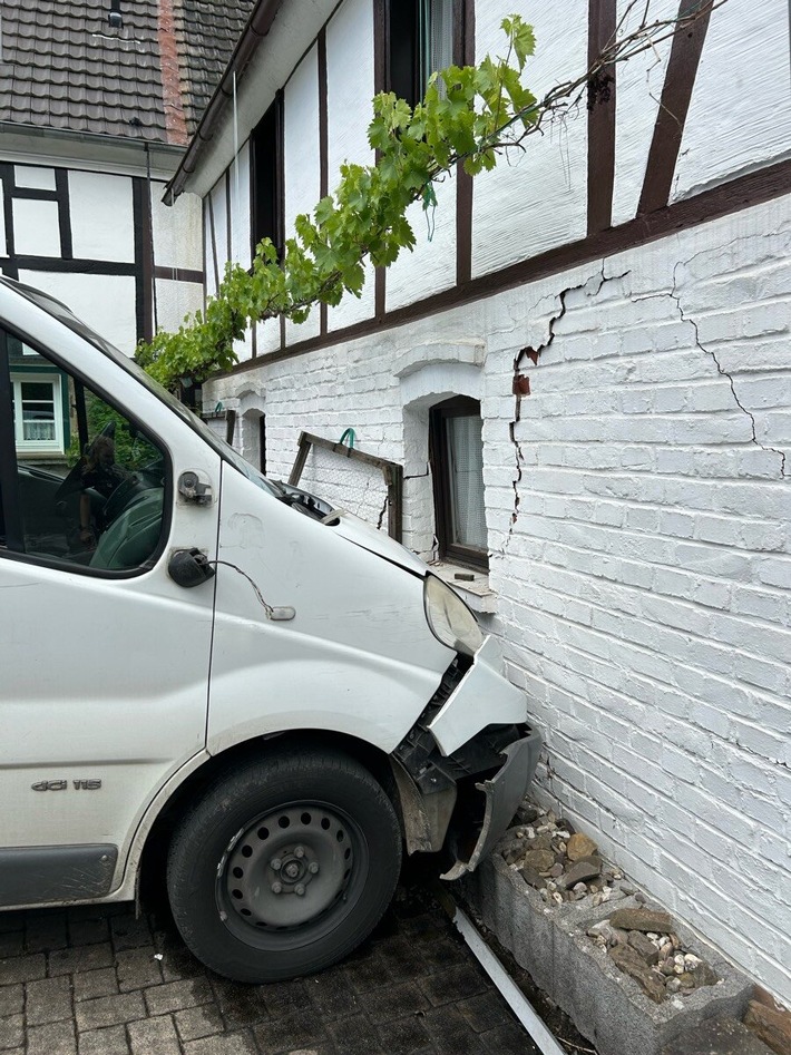 POL-GM: Lieferwagen kracht gegen Hauswand