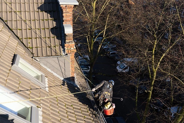 Saubere Dachrinnen verhindern Wasserschäden