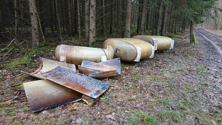 POL-LDK: Haiger-Flammersbach -Öltanks in Wald illegal entsorgt