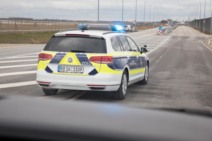 HZA-M: Zoll stoppt 49-jährigen Mann im Schweizer Fahrzeug - und versteuert das Auto