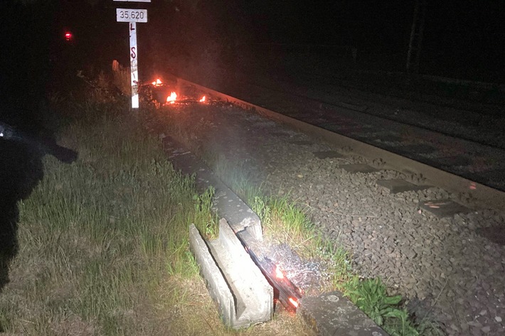 POL-ME: Unbekannte setzen Kabel an Bahngleisen in Brand - Hilden - 2205100