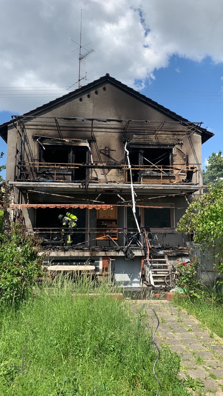 FW Ludwigshafen: Gebäudebrand in Ludwigshafen-Oggersheim